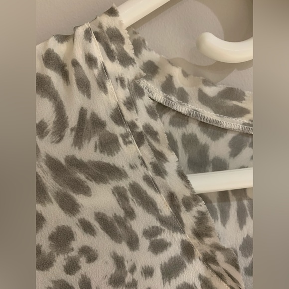 Joie 100% Silk Short Sleeve Blouse - Size XS. Neutral Animal/Leopard Print - Picture 4 of 8